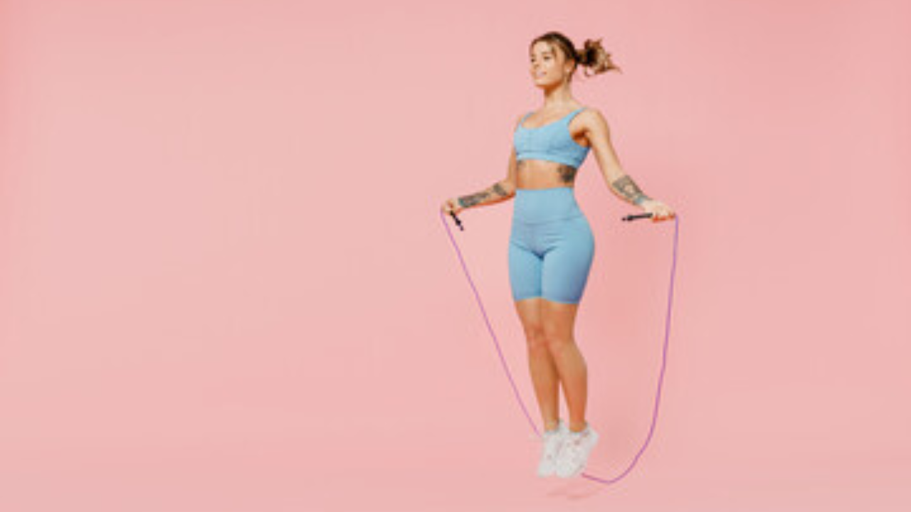 दोरीवर उडी मारल्याने तुमच्या पोटाची चरबी तर कमी होतेच पण संपूर्ण शरीराला टोनही मिळतो. हे दररोज 5-10 मिनिटे करा. यामुळे लवकरात लवकर पोटाची चरबी होऊन तुम्ही स्लीमट्रीम दिसू लागाल आणि हा व्यायाम तुमचे आरोग्य निरोगी ठेवण्यास उपयुक्त आहे 