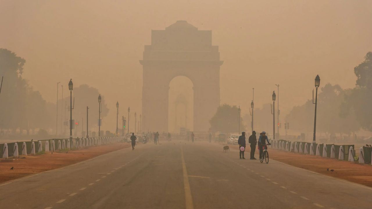 आजकाल दिल्लीचा AQI अनेक ठिकाणी 300 पेक्षा जास्त आहे. अशा परिस्थितीत हे आरोग्यासाठी हानिकारक असल्याचे बोलले जात आहे. आपण जाणून घेऊया की यावेळी दिल्लीच्या हवेत श्वास घेणे हे सिगारेट ओढण्यासारखे आहे.