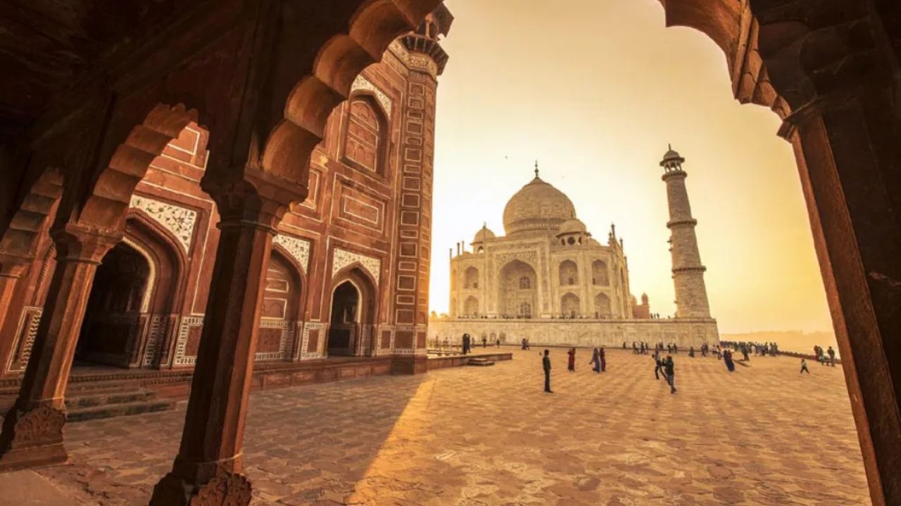 याशिवाय वातावरणातील धूळ, धूर आणि आर्द्रता यांचाही ताजमहालच्या रंगावर परिणाम होतो.