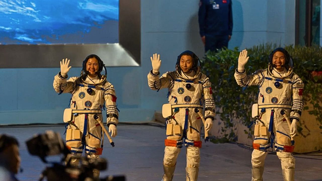 China's mission 'Shenzhou-19' launched Three astronauts depart for space station Beijing's dream project