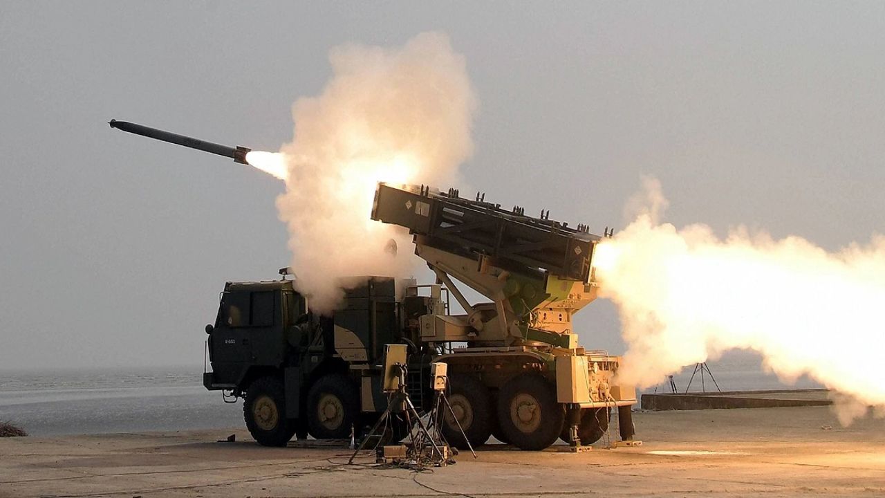 पिनाका हे सरकारी आणि खाजगी युनिट संयुक्तपणे बांधले जात आहे.  पिनाका MBRL ही DRDO ने खाजगी आणि सार्वजनिक क्षेत्रातील एककांच्या भागीदारीत विकसित केलेल्या स्वदेशी शस्त्रास्त्र प्रणालींमधील एक यशोगाथा आहे. लाँचर वाहने टाटा ग्रुप आणि लार्सन अँड टुब्रो यांनी बनवली आहेत, तर रॉकेट सोलर इंडस्ट्रीज आणि मुनिशन इंडिया लिमिटेड यांनी बनवले आहेत.