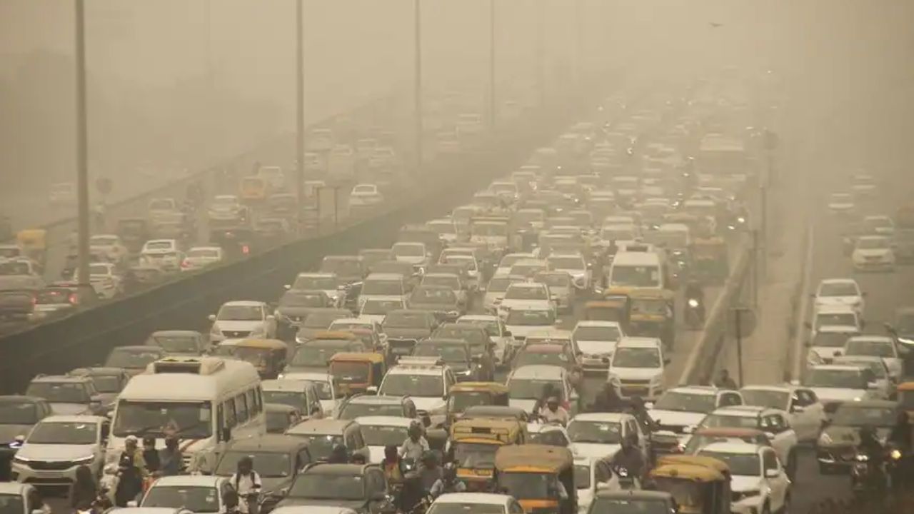 तसेच दिल्लीत वाहनांची संख्या खूप जास्त आहे आणि त्यातून निघणारा धूर हवा प्रदूषित करतो. याशिवाय दिल्लीत कचरा जाळण्याची प्रथा सर्रास आहे, त्यामुळे हानिकारक पदार्थ हवेत जातात.