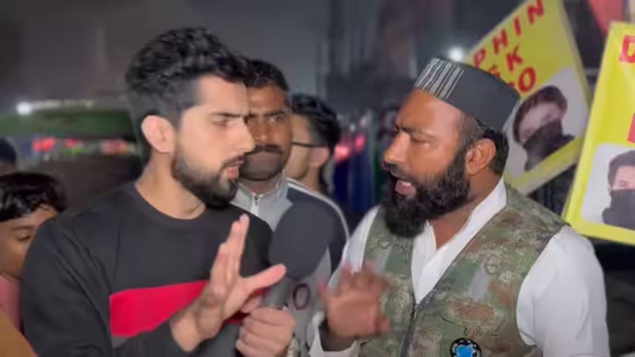 शोएब चौधरी यांनी सांगितले की, नुकत्याच झालेल्या आयओसी नेशनच्या बैठकीत पाकिस्तानचे पंतप्रधान शाहबाज शरीफ यांना फोटो सेशन दरम्यान मागे उभे करण्यात आले होते. मुस्लिम देशांमध्ये आमचा आदर नाही हे यावरून स्पष्ट होते.