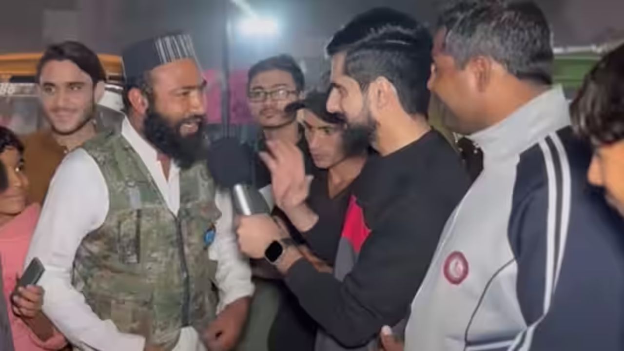 पाकिस्तानचा प्रसिद्ध यूट्यूबर शोएब चौधरी देशातील रस्त्यावर उतरून भारताबाबत लोकांचे मत जाणून घेण्याचा प्रयत्न करत आहे. याच क्रमाने त्याने आणखी एक व्हिडिओ बनवला आहे. भारताच्या विरोधात लोकांकडून तीव्र प्रतिक्रिया उमटल्या.