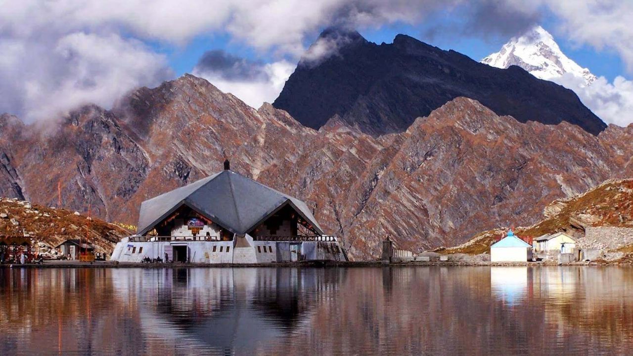 Guru Nanak Jayanti These are historic Gurdwaras in India 24 hours langar is made daily for lakhs of food
