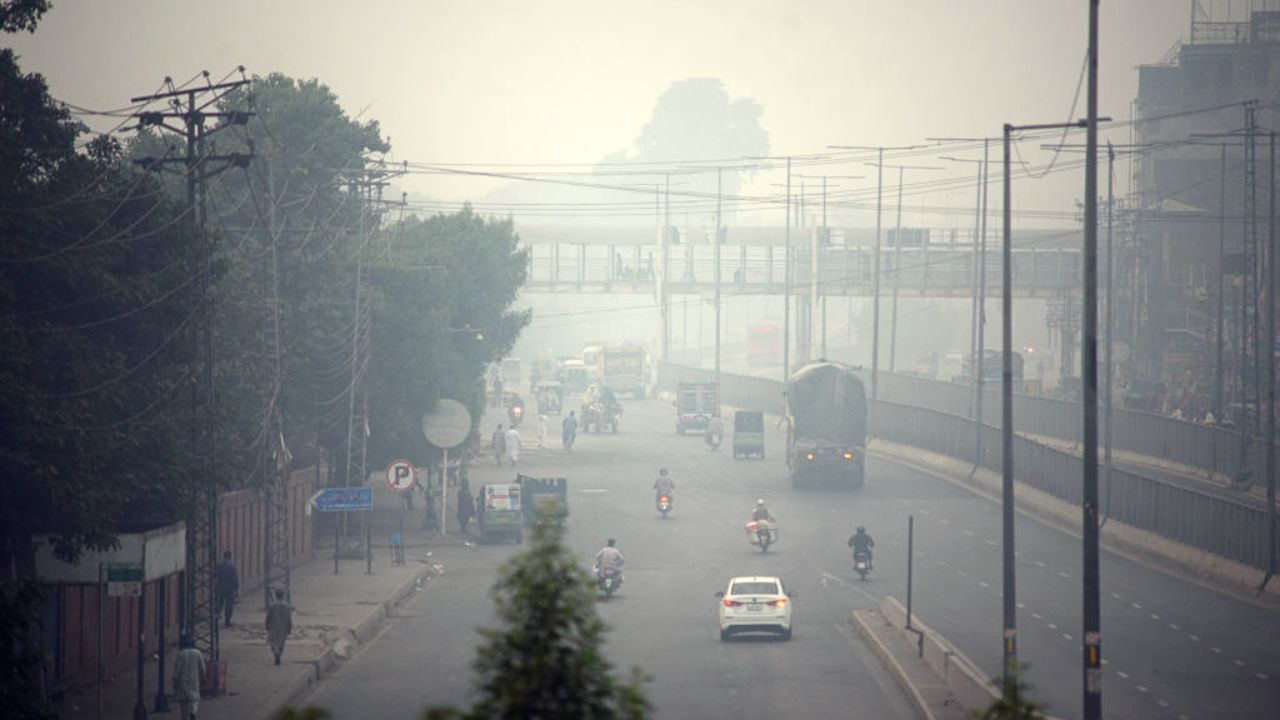 Schools closed 3-day lockdown Pollution bomb also explodes in Lahore-Multan AQI says 2000 Par