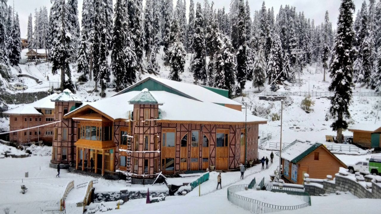 First snowfall of this season in Kashmir Beautiful pictures appeared