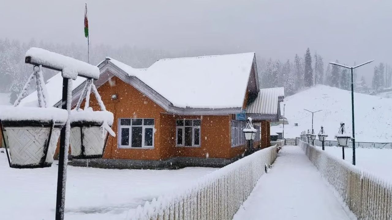 आज, काश्मीरच्या कुपवाडा जिल्ह्याच्या उत्तरेस असलेल्या माछिलच्या संपूर्ण भागात नवीन हिमवृष्टी झाली आहे. पहाटे उत्तर काश्मीरच्या वरच्या भागात सांदा ते माछिल, वाडी बुंगे या भागात बर्फवृष्टी सुरू झाली.