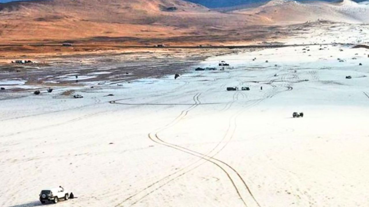 Is this natural disaster or miracle A sudden snowfall occurred in the desert of Saudi Arabia