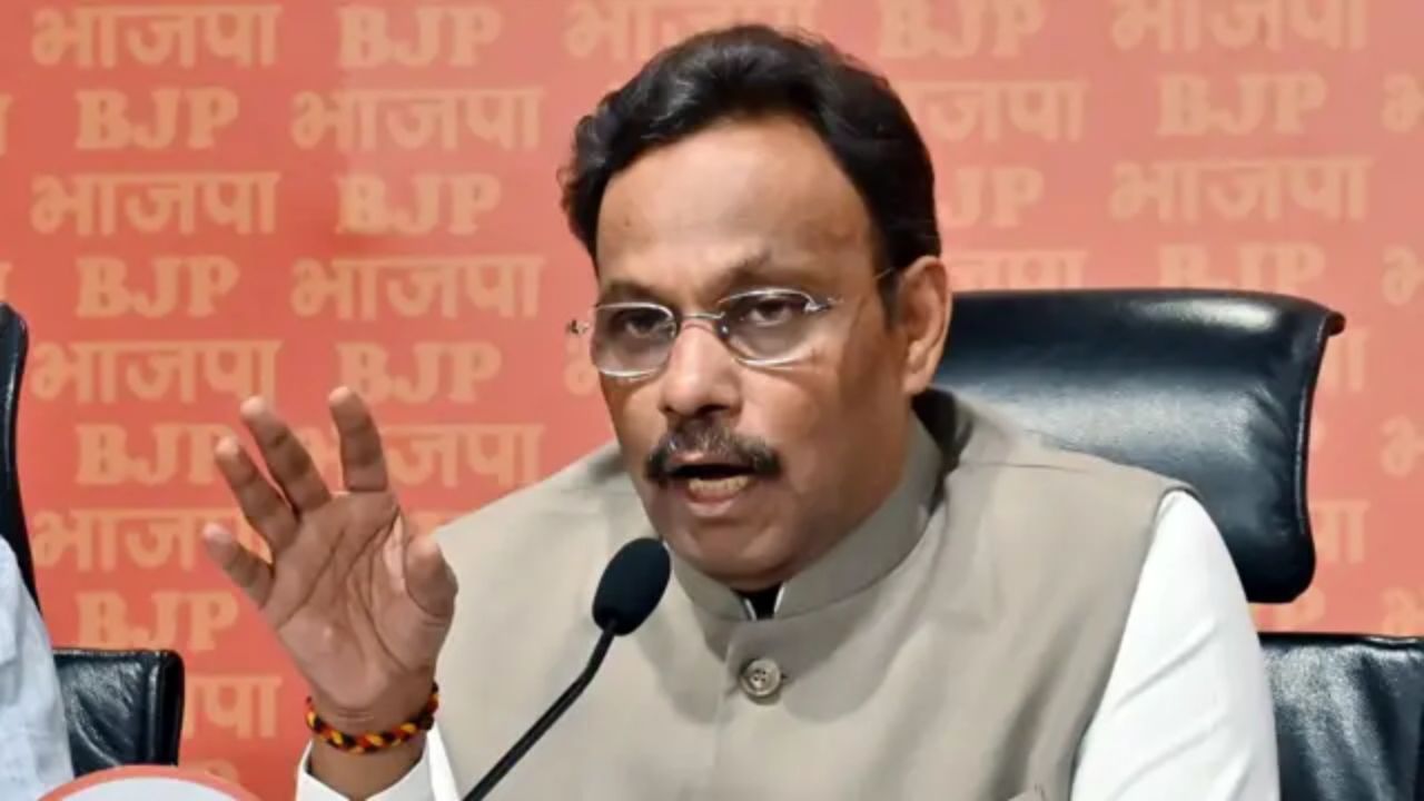 याशिवाय विनोद तावडे यांचे बॉण्ड्स, डिबेंचर आणि कंपन्यांमधील शेअर्समध्ये एकूण 1,00,74,600 कोटींची गुंतवणूक आहे. इतकेच नाही तर ५,८३,९३६ रुपयांच्या स्वरूपात त्यांची विमा पॉलिसी आणि पोस्टल बचत देखील आहे. 