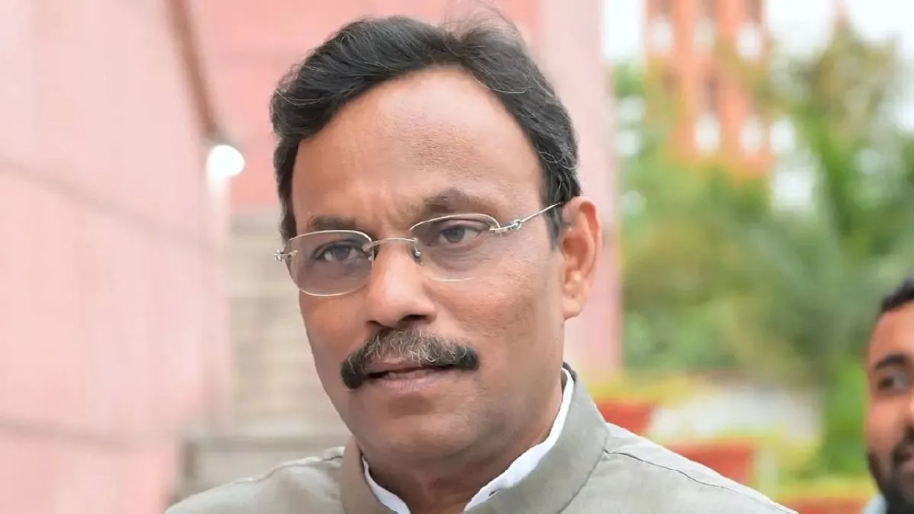 याव्यतिरिक्त तावडे यांच्याकडे एकूण 15,87,700 रुपये किंमतीची वाहने आहेत. 9,10,000 रुपये किंमतीचे दागिने आहेत. तसेच त्यांची ७६,८६,३१७ रुपये किंमतीची मालमत्ता देखील आहे. 