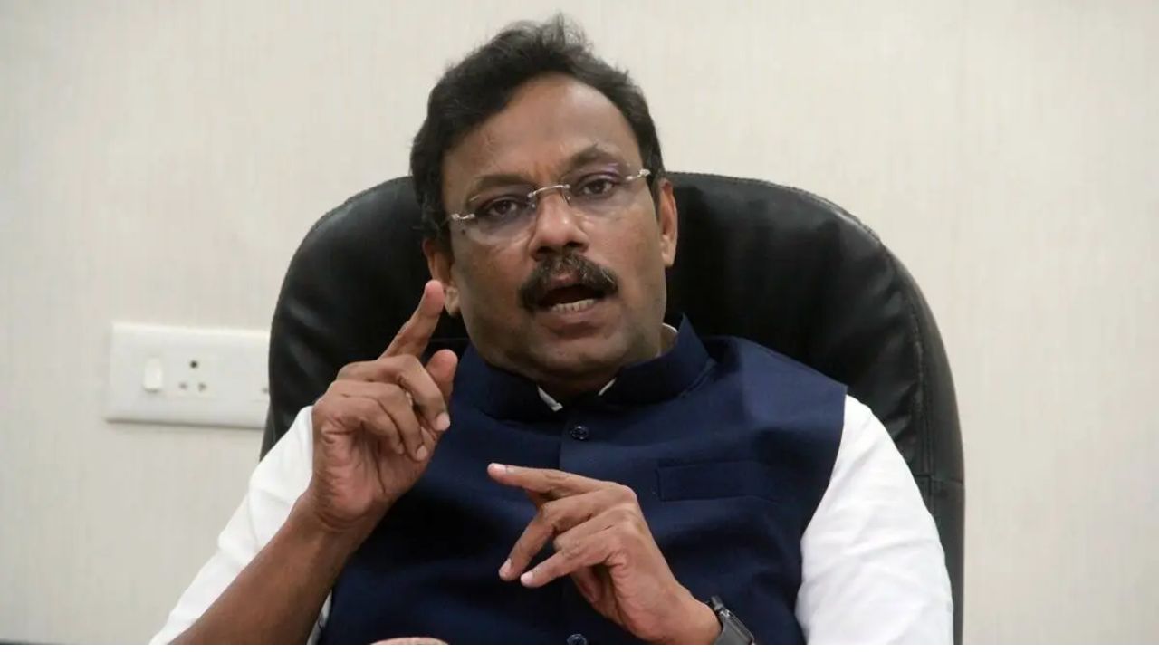 अशातच आज (ता.१९) विरारमधील एका हॉटेलात 5 कोटी रुपये वाटल्याचा आरोप भाजपचे केंद्रिय नेते विनोद तावडे यांच्यावर करण्यात आला आहे.
