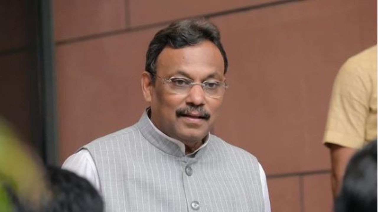 मीडीया रिपोर्टनुसार, विनोद तावडे यांच्या नावावर एकूण 6,97,76,904 कोटींची मालमत्ता आहे. यामध्ये त्यांच्या बँका, वित्तीय संस्था आणि बिगर बँकिंग वित्तीय कंपन्यांमधील ठेवी आहेत.