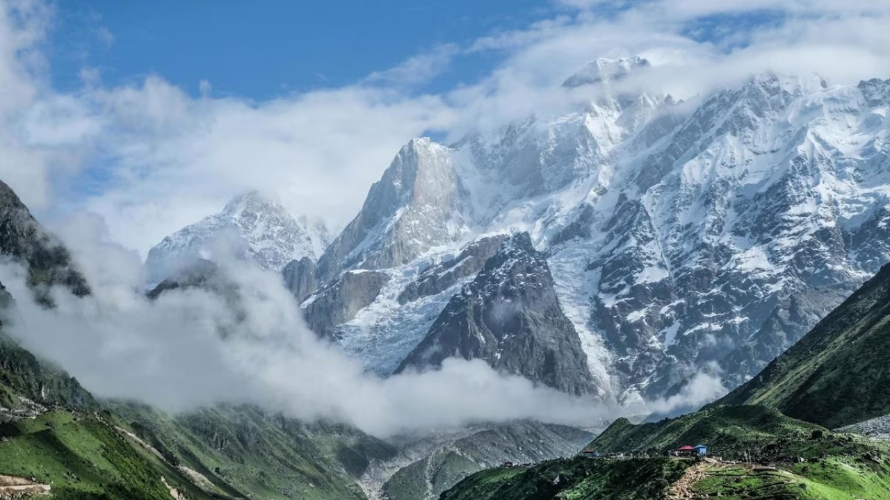 एका स्फोटानंतर मोठ्या प्रमाणात प्लँक्टनचे (समुद्रात तरंगणारे जीव) रुपांतर एका चिकट पदार्थांमध्ये झाले, ज्यामुळे खडक एकमेकांना चिकटून विशालकाय पर्वत उभे राहिले
