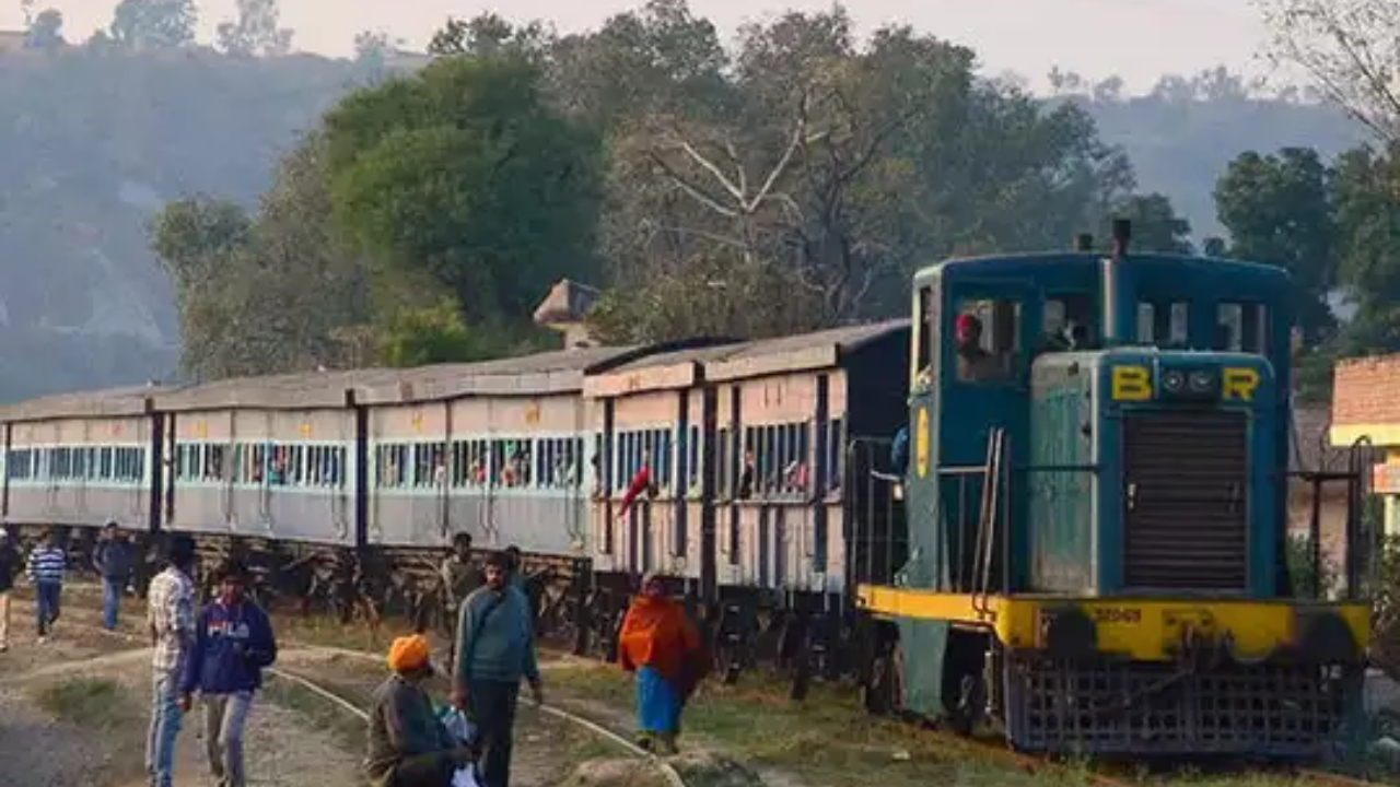 ही ट्रेन तीन बोगदे आणि सहा स्थानकांतून जाते. डिझेलवर चालणाऱ्या या ट्रेनचे डबे लाकडापासून बनवण्यात आले आहेत. या ट्रेनचे व्यवस्थापन सरकारी रेल्वेकडे नसून भाक्रा हित व्यवस्थापन मंडळाकडे आहे