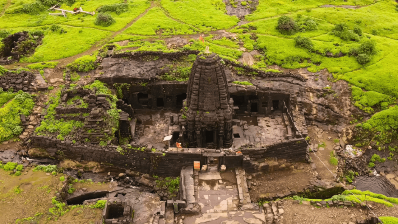 महाराष्ट्रातील केदारनाथ! घनदाट जंगलात गुहेच्या आत लपलंय रहस्यमयी मंदिर, जगाच्या विनाशाचे संकेत देणार