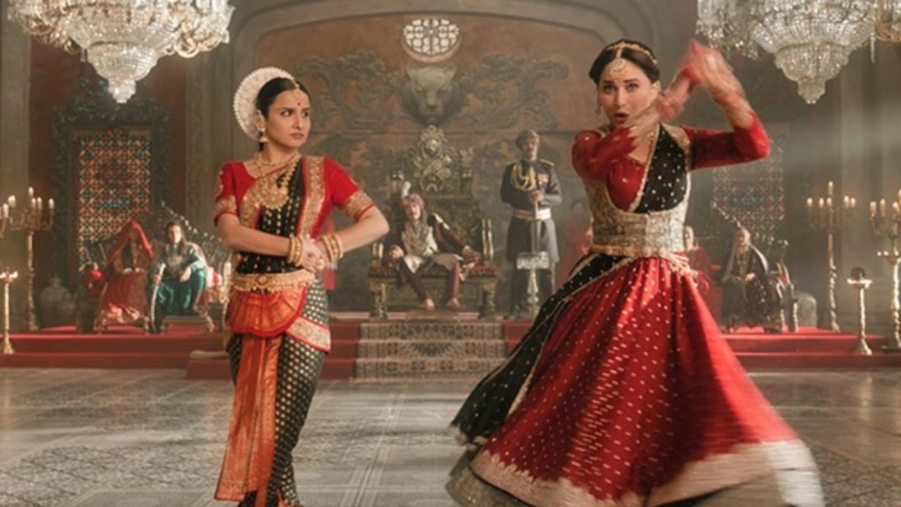 विद्या बालन आणि माधुरी दीक्षित या बॉलिवूडमधील टॉप अभिनेत्रींपैकी एक आहेत. त्यांच्या चित्रपटांची फी ही कोटींमध्ये असते
