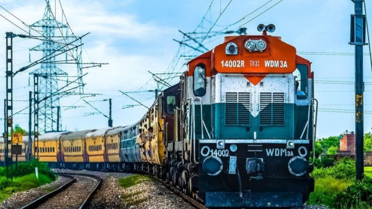 हिमाचल प्रदेश आणि पंजाबच्या सीमेवर बांधलेले भागडा-नांगल धरण पाहण्यासाठी लोक या ट्रनने प्रवास करतात. ही ट्रेन सतलज नदी आणि शिवालीक टेकड्यांमधून जाते