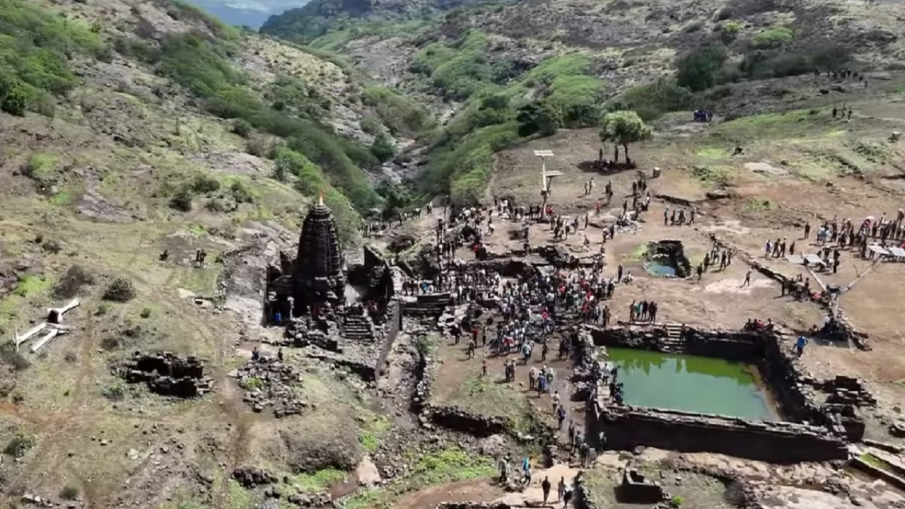 मंदिरात असलेल्या या चार खांबांचा सखोल अर्थ आहे. सत्य, त्रेता ,द्वापार आणि कलियुग या चार युगांचे प्रतीक म्हणून हे चार खांब आहेत. सध्या या चार खांबापैकी फक्त एक खांब उभा आहे 
