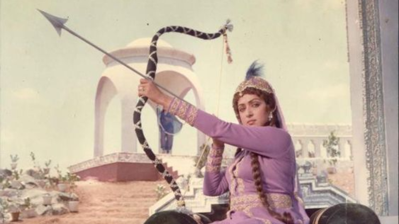 दिग्दर्शकाने या चित्रपटासाठी  इंडस्ट्रीमधून अनेक कर्ज घेतली होती आणि चित्रपट बनवण्यासाठी अनेक क्रू मेंबर्सचे वेतन देखील रोखले होते. रिलीजनंतर पैसे देऊ असे आश्वासन देण्यात आले होते. मात्र चित्रपट फ्लाॅप झाला आणि याला 80 टक्के नुकसान सहन करावे लागले 
