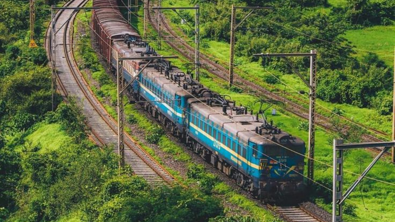 पूर्वी ही रेल्वे वाफेच्या इंजिनवर चालवली जात होती. 1953 साली हीला डिझेल इंजिनने बदलण्यात आले. या ट्रेनचे डबे कराचीत बनवले गेले आणि आजही या ट्रेनमध्ये असलेल्या खुर्च्या या ब्रिटीशकालीन आहेत