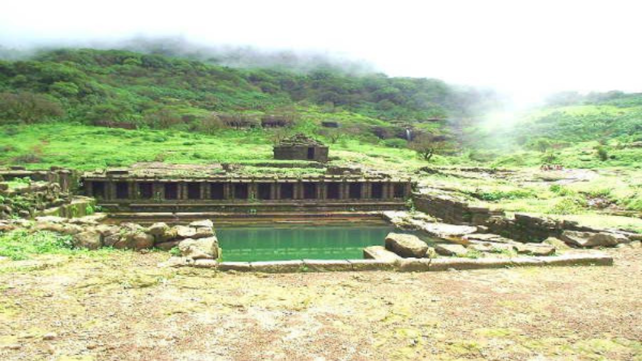 महाराष्ट्रातील हे रहस्यमयी मंदिर घनदाट जंगलात, गुहेच्या आत आणि विशेष म्हणजे, एका खांब्यावर उभे आहे. मंदिरातील शिवलिंग सर्व बाजूंनी पाण्याने वेढलेले आहे 
