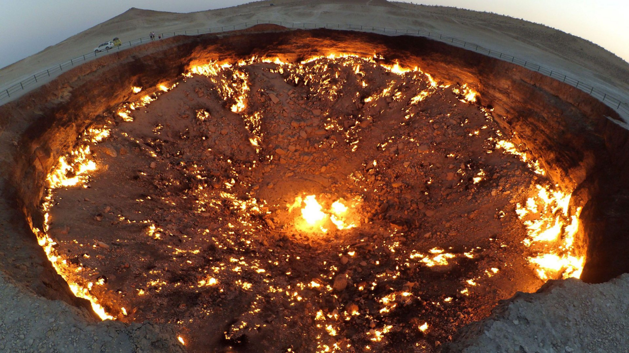 पृथ्वीवर अस्तित्वात आहे 'नरकाचा दरवाजा'! यात 50 वर्षांपासून आग जळत आहे, हळुहळु घेत आहे लोकांचा जीव