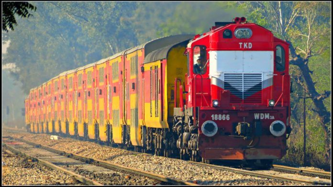 भारतात गेल्या 75 वर्षापासून एक ट्रेन धावत आहे, ज्यामध्ये प्रवास करण्यासाठी तुम्हाला तिकीटाची गरज भासत नाही. या ट्रेनमध्ये कोणीही TTE नाही. तसेच या ट्रेनमध्ये तुम्हाला तिकीट बुकींगचाही त्रास नाही