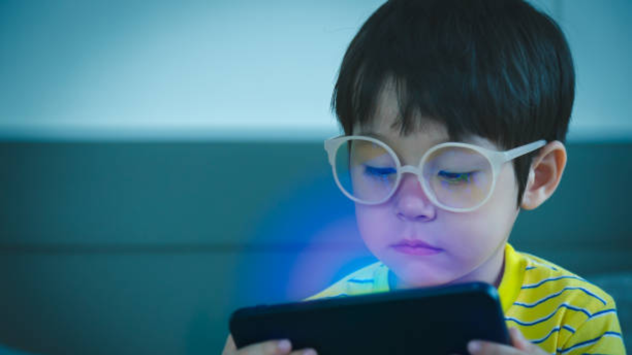 Smartphone Tips: दिवसभर लहान मुलं फोनला चिकटून असतात, त्वरित ही सेटिंग बदलून घ्या