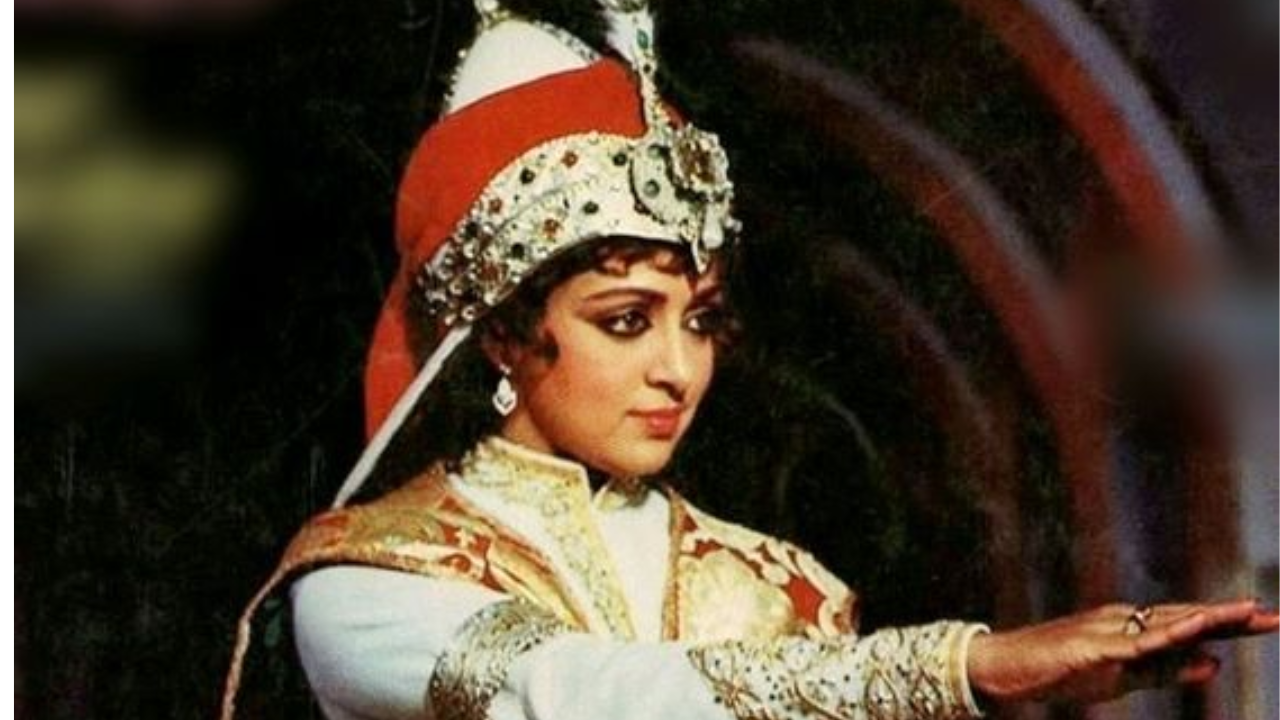 भारतातील एकमेव महिला शासक रझिया सुलतानच्या आयुष्यावर आधारीत हा  बायोपिक 1983 मध्ये रिलाज झाला. या चित्रपटाचे बजेट 10 कोटी होते, त्यावेळचा हा सर्वात महागडा चित्रपट होता 
