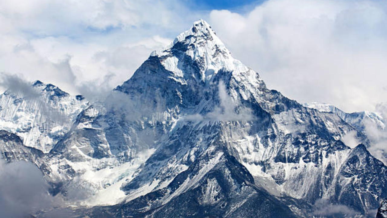 हिमालय ही आशिया खंडात पसरलेली जगातील सर्वात उंच पर्वतरांग आहे 
