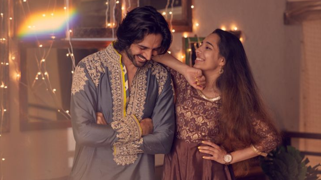 यानुसार, अभिनेता कार्तिकने लहानपणी आपल्या बहिणीच्या केसांना आग लावली होती, ज्यानंतर त्याला मार देखील खावा लागला होता 
