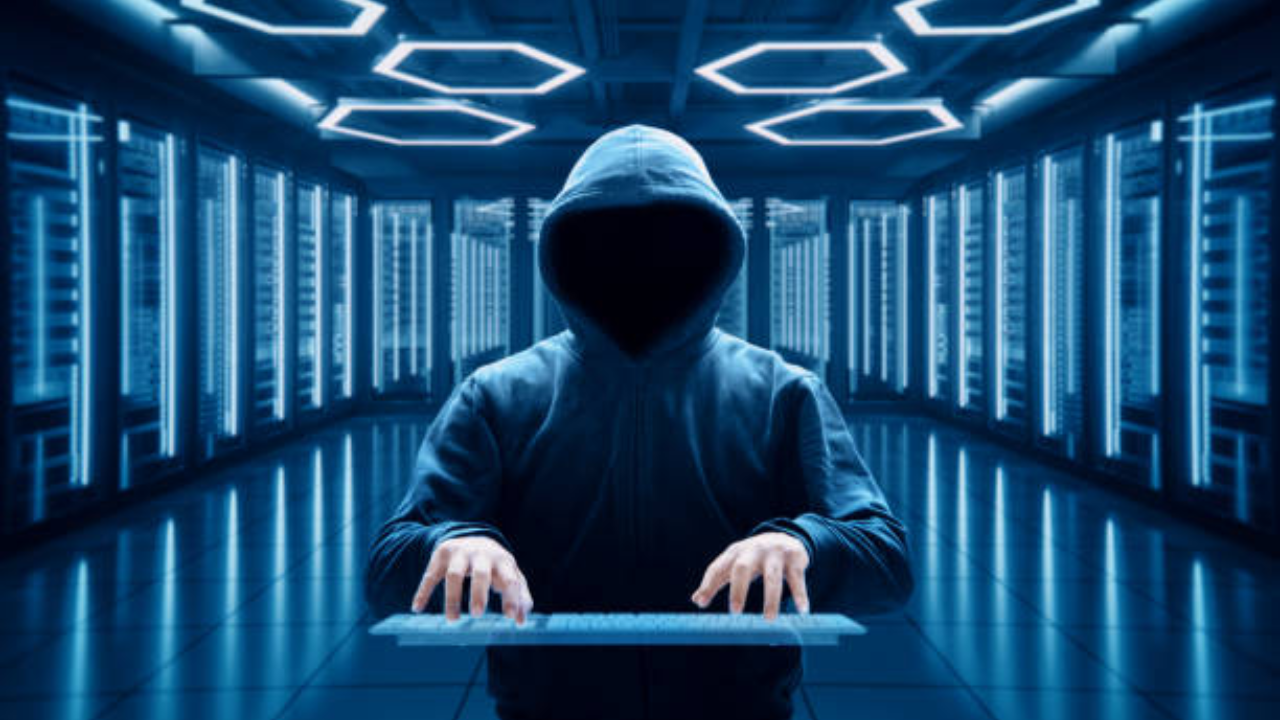 Android स्मार्टफोनमध्ये असे एक फिचर आहे ज्याच्या मदतीने तुम्ही तुमची प्रायव्हसी कोणी चोरत तर नाही किंवा तुमच्या कॅमेराचा ॲक्सेस कोणी घेतला की नाही ते समजेल 
