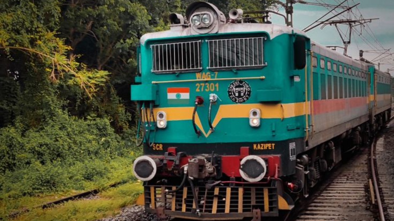 3 डब्यांची ही ट्रेन पहिल्यांदा 1948 मध्ये सुरु करण्यात आली. तेव्हापासून आतापर्यंत ही ट्रेन कोणाकडूनही एक रुपयाही न घेता मोफत प्रवास करते. आजही या ट्रेनमधून दररोज सुमारे 800 लोक प्रवास करतात