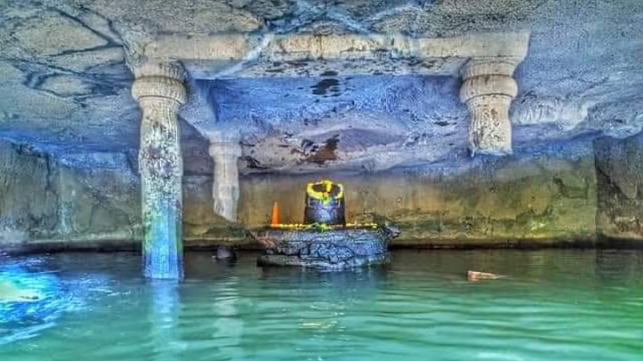 नदीचे पाणी थेट मंदिरात शिरते. मंदिराच्या अरुंद प्रवेशद्वाराच्या पलीकडे गुहेचे एक रमणीय दृश्य दिसते. गुहेतील या मंदिरात एक स्वयंप्रकट शिवलिंग आहे

