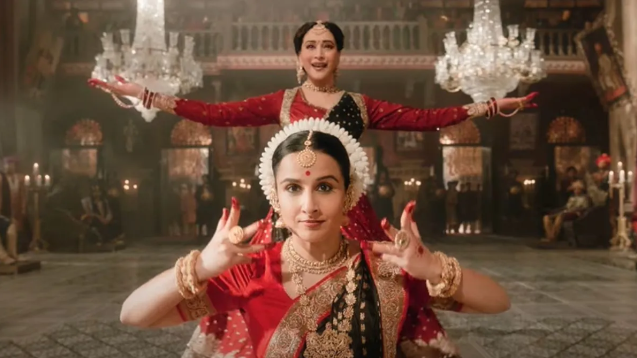 मागेच या चित्रपटातील 'अमी जे तोमर' 'अमी जे तोमर' हे गाणं रिलीज झालं. यात दोंन्ही अभिनेत्री नृत्याविष्कार सादर करताना दिसून येत आहेत 
