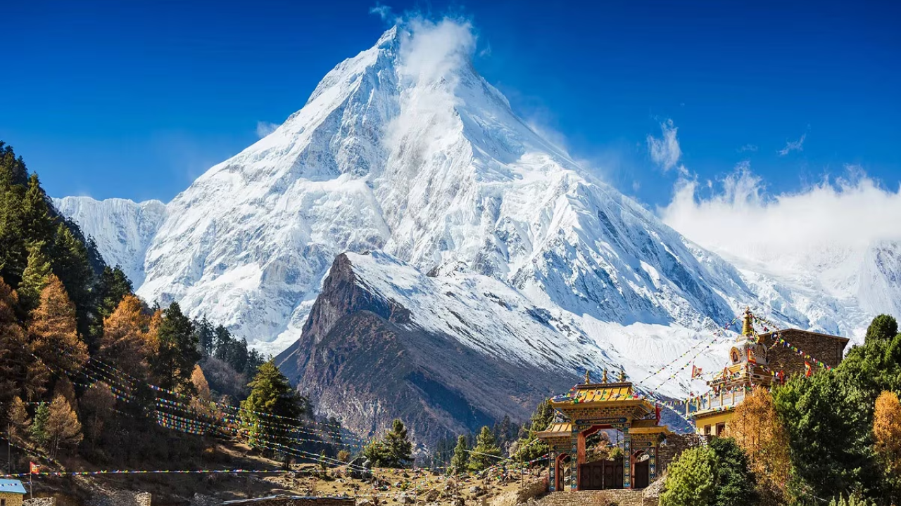 आधी हिमालय पर्वतच्या जागी टेथीस नावाचा समुद्र होता. टेथीसच्या तळावरील गाळाच्या खडकांवर पडलेल्या दाबामुळे तो भाग उंचावत गेला
