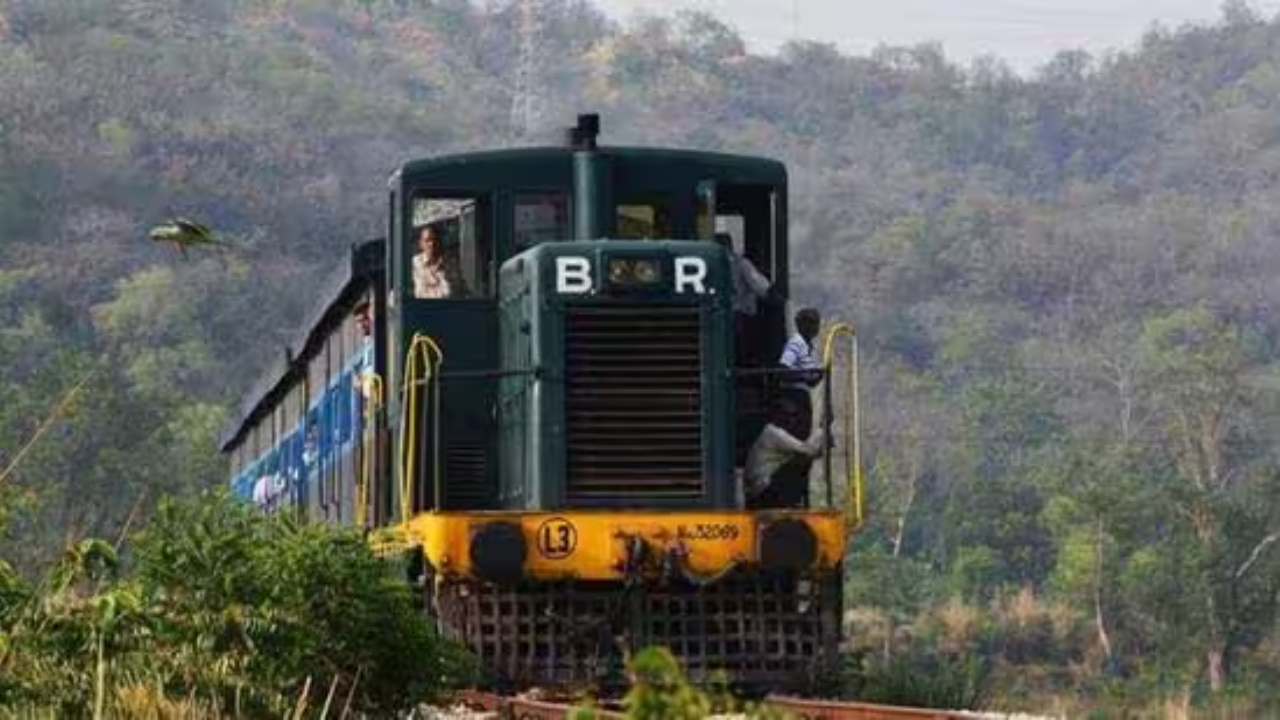 पाडंब आणि हिमाचल प्रदेश दरम्यान धावणाऱ्या या ट्रेनचे नाव भागडा-नांगल ट्रेन असे आहे. ही ट्रेन पंजाब-हिमाचल दरम्यान 13 किमीचा प्रवास करते. या ट्रेनमध्ये प्रवास करण्यासाठी लोक दूरवरुन येत असतात