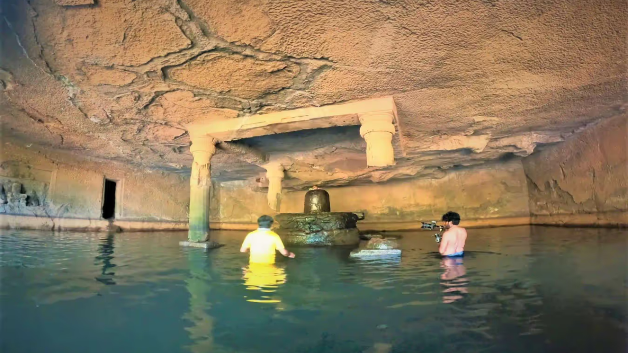 वास्तुकलेचा एक उत्तम नमुणा म्हणून आपण या मंदिराकडे बघू शकतो. हे मंदिर चार खांबांच्या मध्ये उभे होते. मात्र, आता यातील तीन खांब तुटले असून केवळ एका खांबावर हे मंदिर उभे आहे
