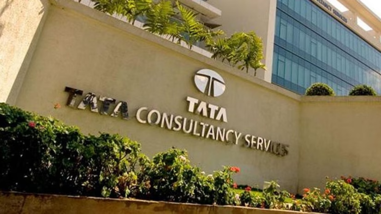 TCS या शेअरने तिसरा स्थान पटकावला आहे. ०.१५% च्या वाढीने हा शेअर ४१४६.०० दरावर बंद झाला आहे. दरात ६.३५ पॉइंट्सने वाढ झाली आहे. 
