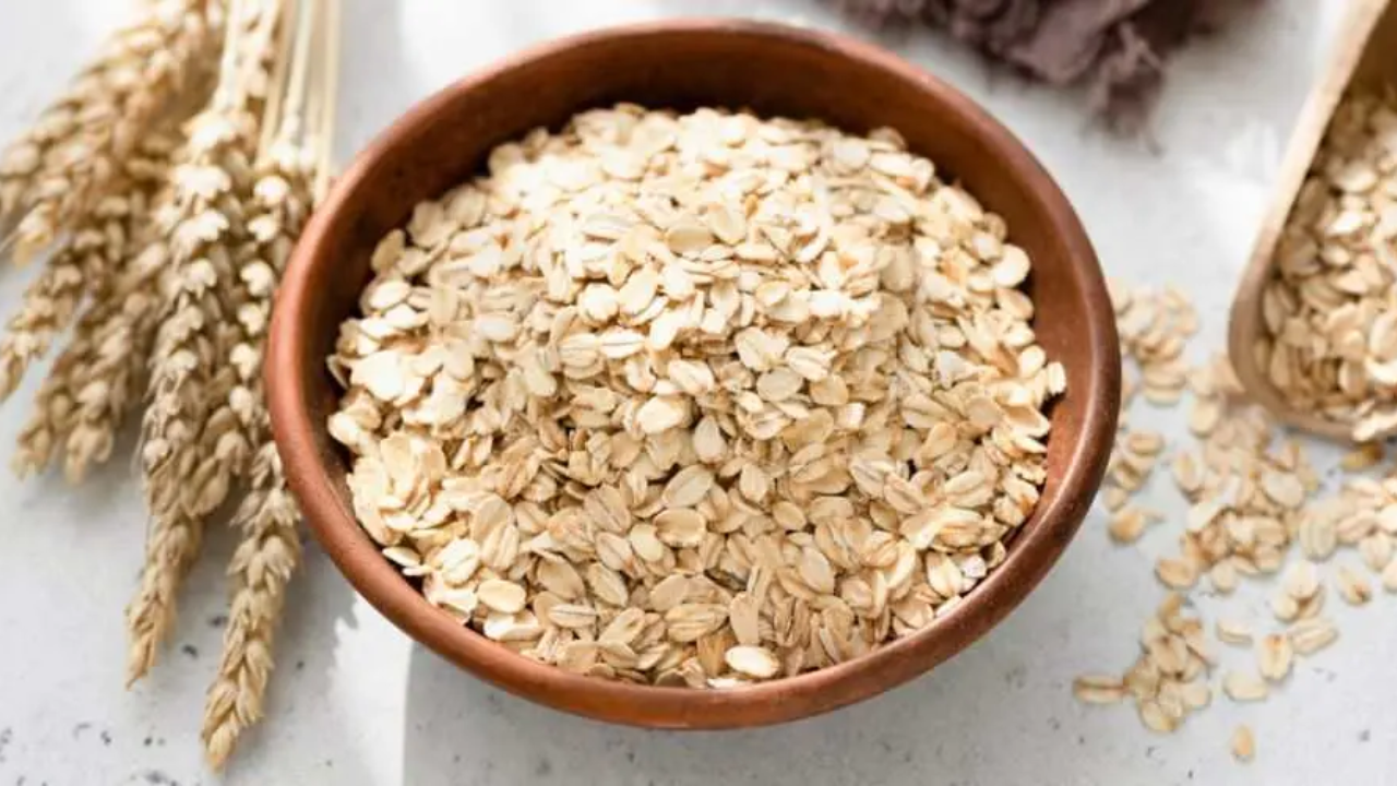 जिमला जाणाऱ्या लोकांनी ओट्सचे पोषणमूल्य घेणे फार फायद्याचे आहे. कार्बोहायड्रेट्स आणि फायबरचा उत्तम स्रोत असलेले ओट्स जीमपूर्व ऊर्जा देतो.