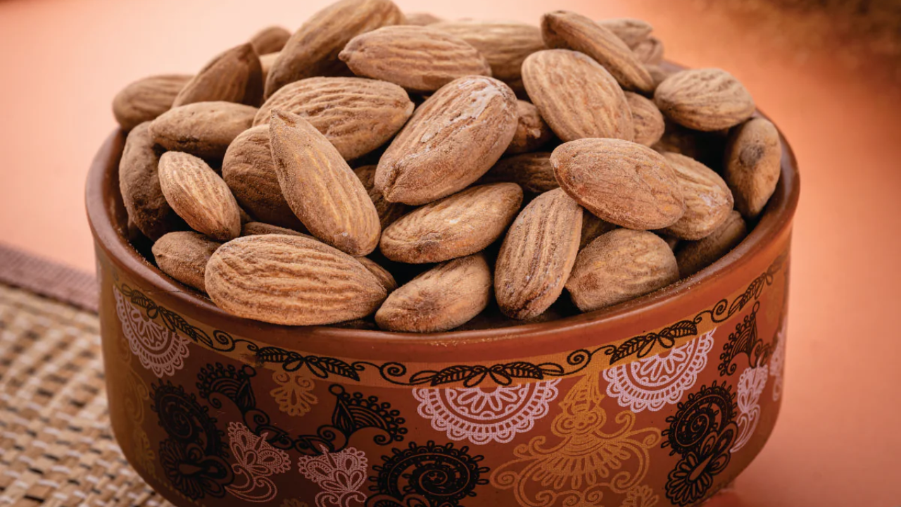 हेल्दी फॅट्स आणि प्रथिनांसाठी उपयुक्त असलेले भाजलेले बदाम व्यायामानंतर स्नायूंना पोषण देते. याचे सेवन नक्की करा. 