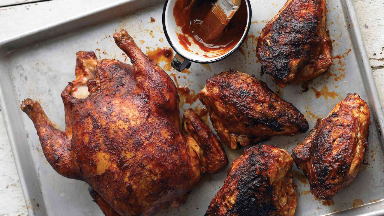 कमी फॅट आणि उच्च प्रथिनांचा स्रोत म्हणून ग्रील्ड चिकनकडे पाहिले जाते. याचे सेवन स्नायूंच्या विकासासाठी महत्त्वाचे असते. 