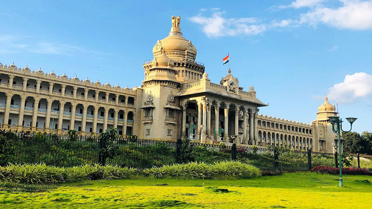 'सिलिकॉन व्हॅली ऑफ इंडिया' म्हणून ओळखले जाणारे बेंगळुरू हे शहर माहिती तंत्रज्ञान आणि स्टार्टअप्ससाठी आघाडीवर आहे. उच्च कौशल्यांसाठी येथे सर्वोच्च वेतन मिळते.