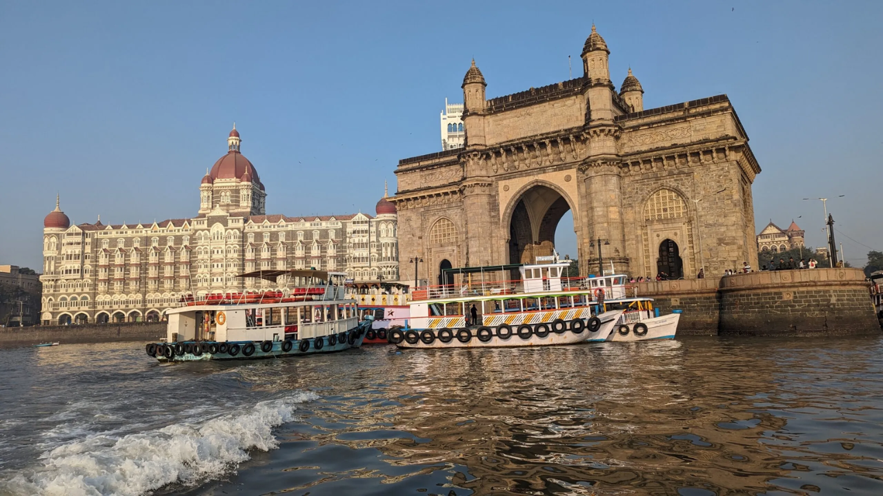 आर्थिक केंद्र असलेल्या मुंबईत बँकिंग, फाइनान्स आणि मनोरंजन क्षेत्रातील अनेक संधी आहेत, ज्यामुळे इथे कामगारांना चांगला पगार मिळतो.