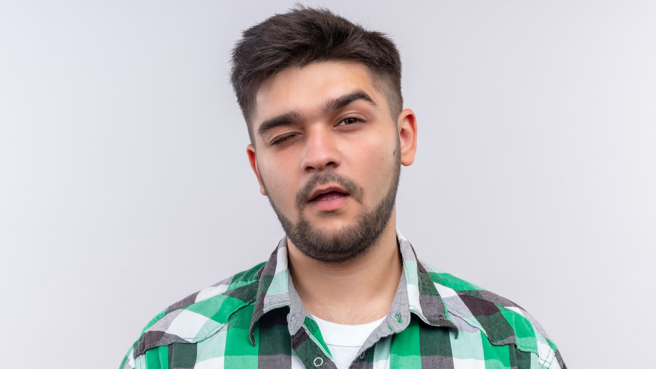 ज्योतिष शास्त्रानुसार, जेव्हा पुरुषांचा उजव्या बाजूकडील डोळा फडफडतो तेव्हा ते शुभ मानले जाते. पुरुषाचा उजवा डोळा फडकणे हे संकेत असते कि पुरुषला धनलाभ होणार आहे किंवा कामात पदोन्नती होणार आहे.