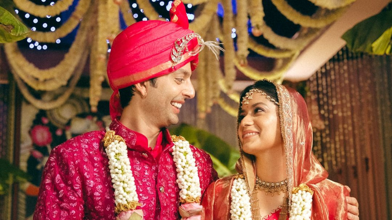 या फोटोंमध्ये दोघे पति पत्नी फार आनंदित दिसत आहे. एका फोटोमध्ये तो पत्नीच्या कपाळावर किस करताना दिसत आहे.