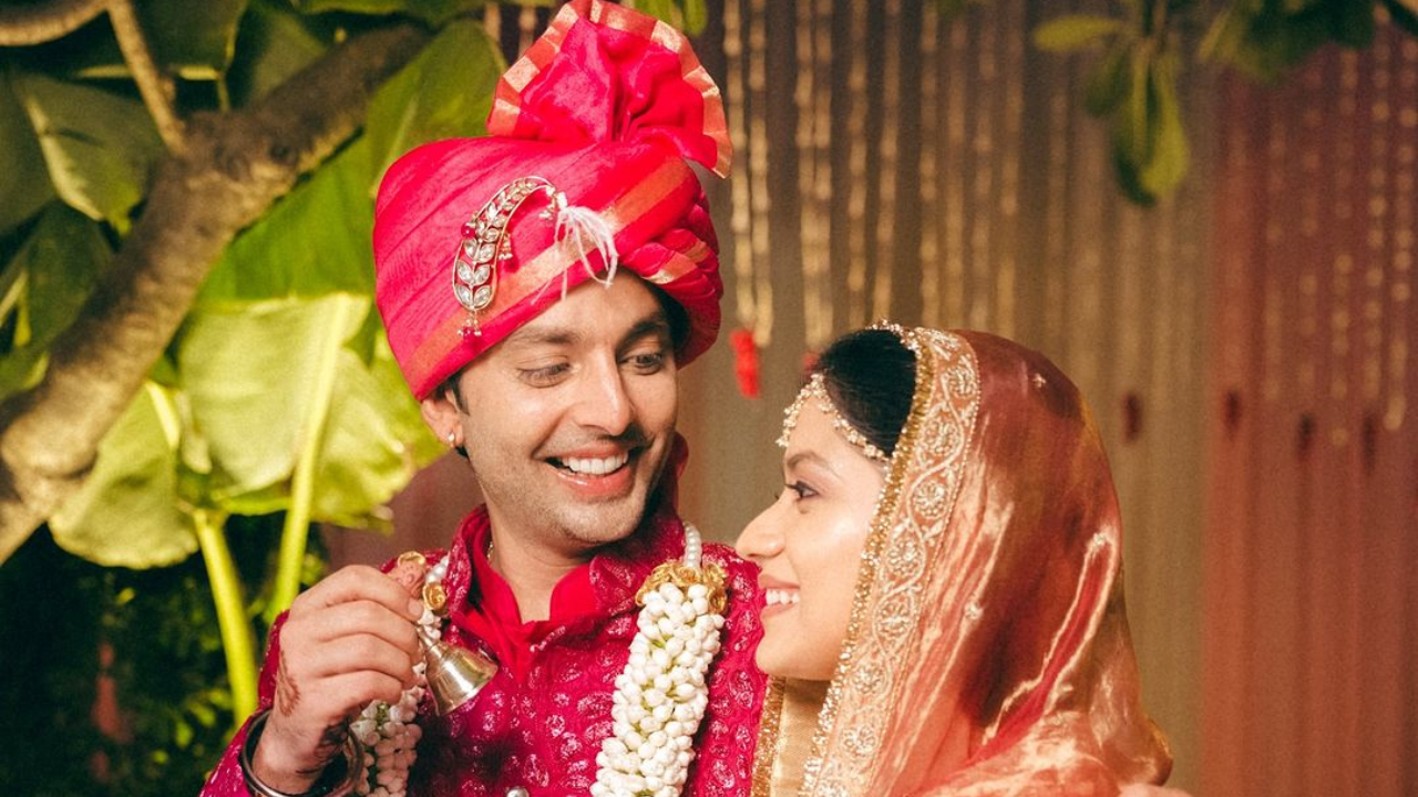 हिमांशने आपल्या लग्नाचे काही फोटो सोशल मीडियावर शेअर केले आहेत. इंस्टग्रामवर या फोटोज ला फार बघितले जात आहे. नेटकऱ्यांनी शुभेच्छांचा वर्षाव केला आहे.