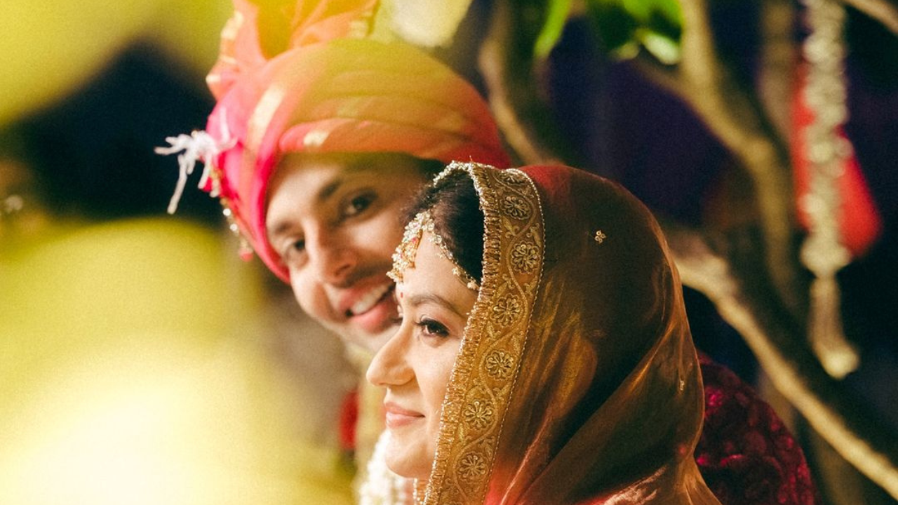 अभिनेता हिमांश कोहलीने विन्नी कोहलीसोबत दिल्लीतील एका मंदिरात खाजगी समारंभात लग्न केले आहे. या लग्नाचे फोटो सोशल मीडियावर फार वायरल होत आहेत.