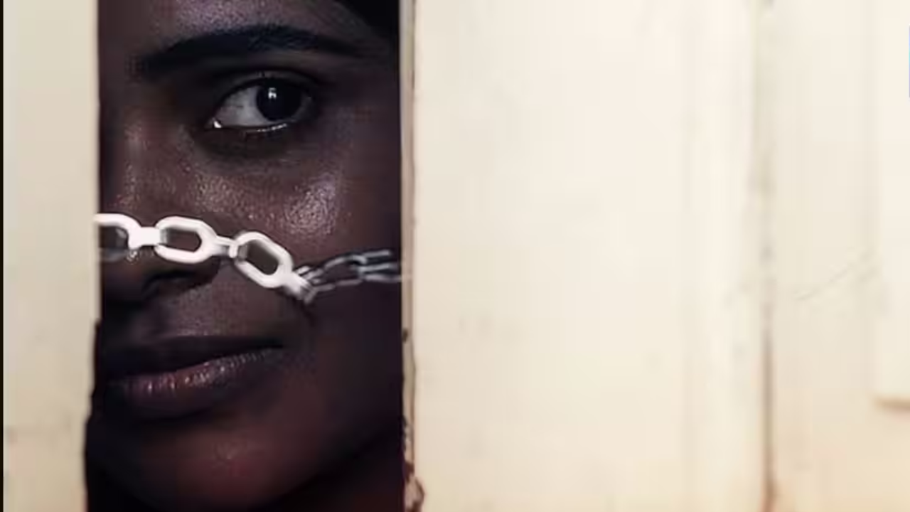या चित्रपटात घरगुती हिंसा, मानसिक आघात यांसारख्या कठीण विषयांना स्पर्श करण्यात आला आहे, जिथे दोन महिला एका खतरनाक कुटुंबासोबत ग्रामीण भागात एका घरात अडकलेल्या आहेत.